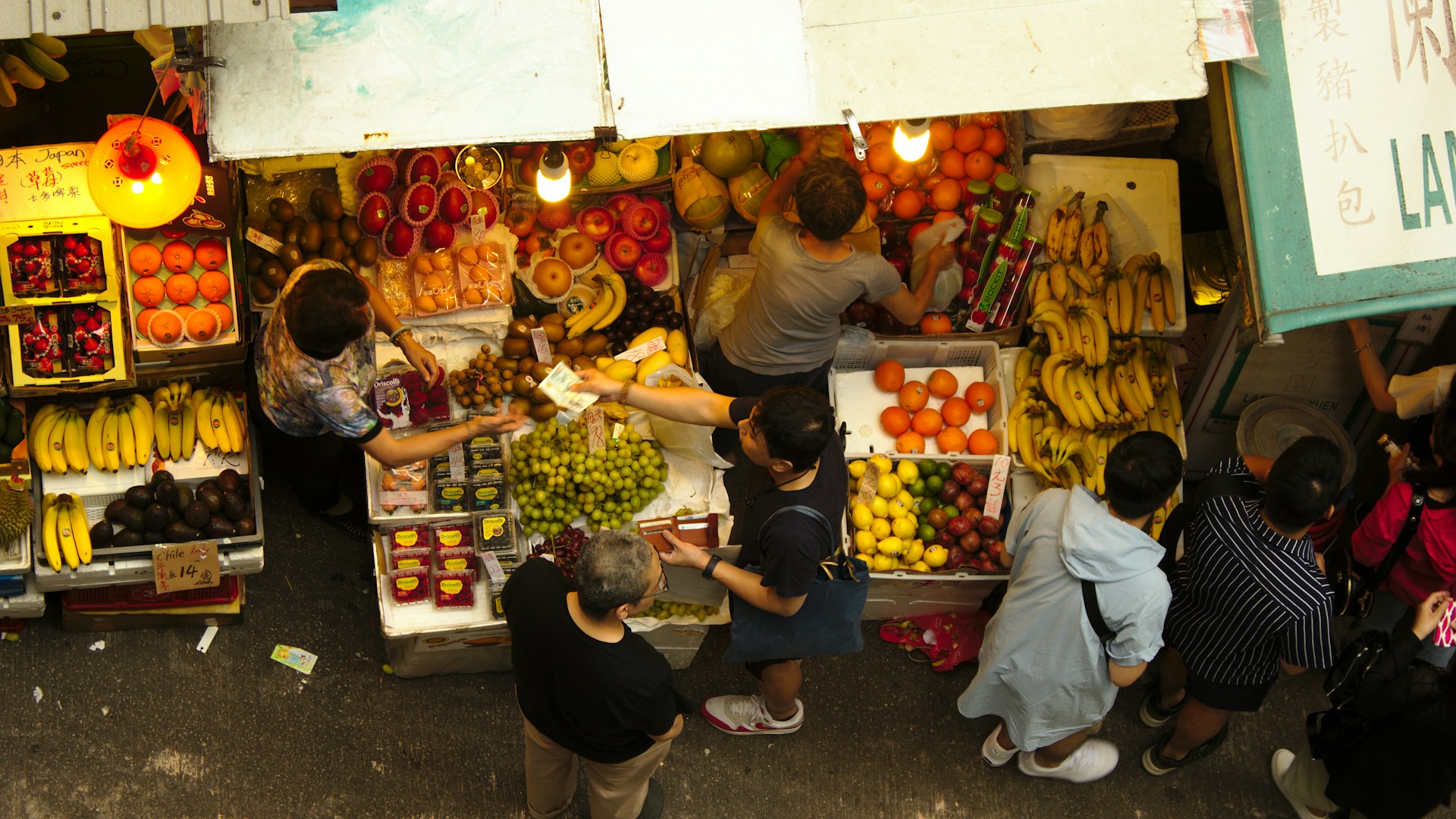 7 Ways to Educate Customers on Seasonality in Produce